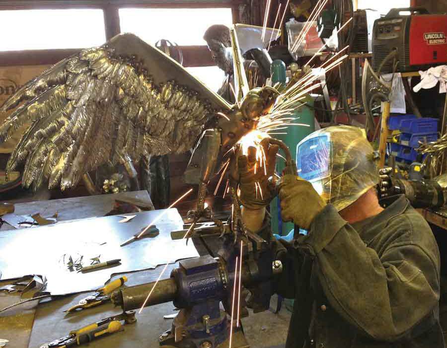 全球钣金新闻-金属制造狂：焊工制作动物的金属钣金-成都蔡瑞电子商务解决方案有限公司